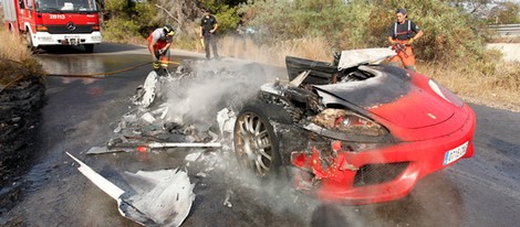 Los bomberos contemplan el Ferrari calcinado de Ever Banega