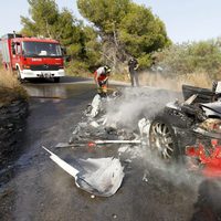 Los bomberos contemplan el Ferrari calcinado de Ever Banega