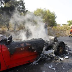 El humeante Ferrari de Ever Banega tras el accidente sufrido en Valencia