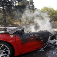 El humeante Ferrari de Ever Banega tras el accidente sufrido en Valencia