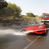 Un bombero apaga el Ferrari calcinado de Ever Banega