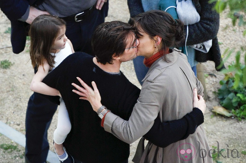Tom Cruise besa a Katie Holmes mientras sostiene a su hija Suri en brazos