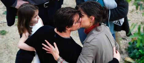 Tom Cruise besa a Katie Holmes mientras sostiene a su hija Suri en brazos