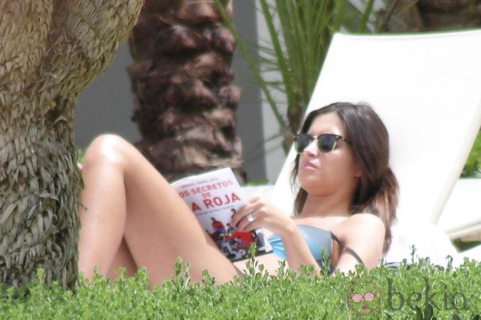 Sara Carbonero se relaja leyendo en la piscina