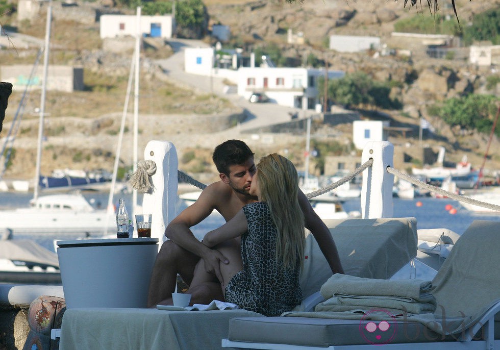 Shakira y Gerard Piqué besándose durante unas vacaciones en Grecia