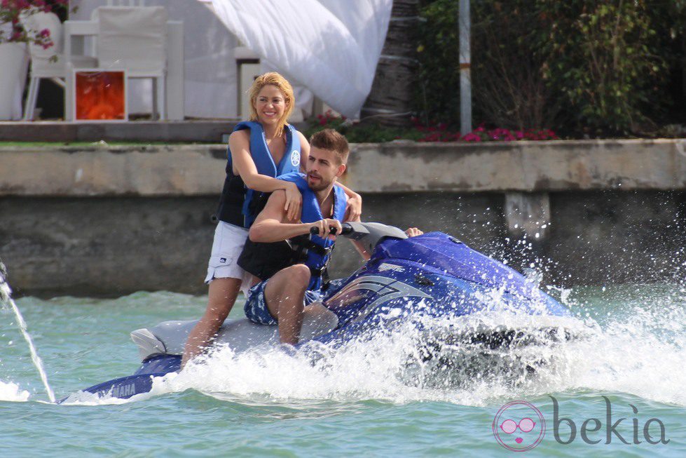 Shakira y Gerard Piqué en moto de agua durante sus vacaciones en Miami