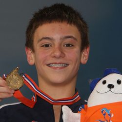 Tom Daley presume de medalla en el Campeonato Europeo de 2008