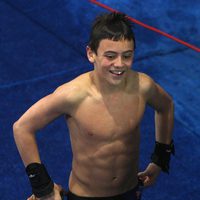 Tom Daley tras ejecutar uno de sus saltos de trampolín en el Campeonato Europeo de 2008