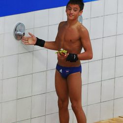 Tom Daley duchándose en la piscina de los Juegos Olímpicos de Pekín 2008