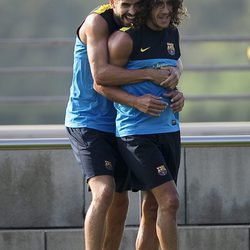 Gerard Piqué agarra a Carles Puyol en un entrenamiento con el Barça