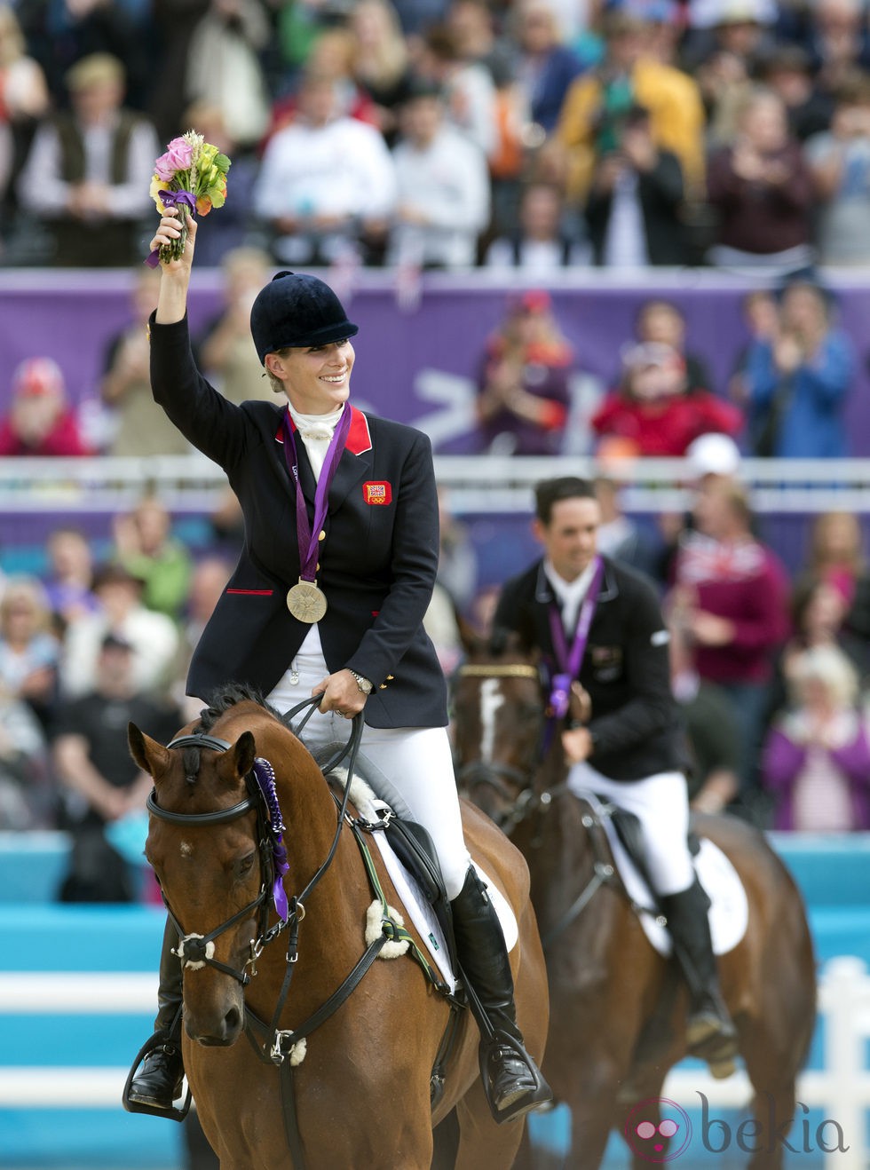 Zara Phillips a lomos de High Kingdom con la medalla de plata conseguida en Londres 2012