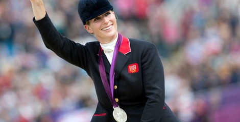Zara Phillips con la medalla de plata obtenida en Londres 2012