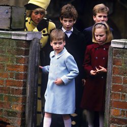 Diana de Gales, el Príncipe Guillermo, Peter y Zara Phillips en 1987