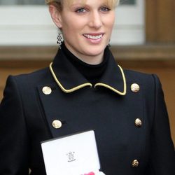 Zara Phillips con la Medalla de la Orden del Imperio Británico