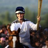 Zara Phillips con la antorcha olímpica de Londres 2012