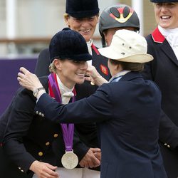 La Princesa Ana impone la medalla de plata a Zara Phillips en Londres 2012