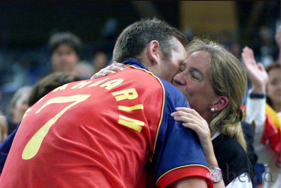 Iñaki Urdangarín besa a la Infanta Cristina tras conseguir una medalla de bronce en Sidney 2000