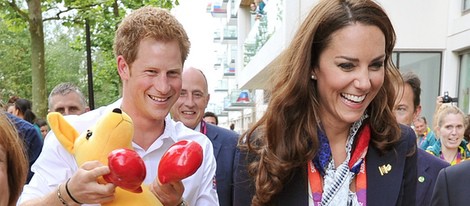 El Príncipe Harry y Kate Middleton durante su visita a la villa olímpica de Londres 2012