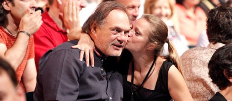 Pedro Piqueras recibe un beso en el concierto de Estrella Morente en Madrid
