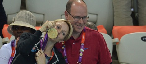 Charlene de Mónaco besa la medalla obtenida por Chad Le Clos en Londres 2012