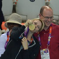 Charlene de Mónaco besa la medalla obtenida por Chad Le Clos en Londres 2012