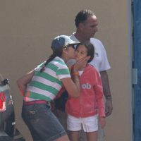 La Infanta Elena besa a su hija Victoria en Mallorca