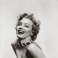 Marylin Monroe posa sonriente en esta imagen en blanco y negro