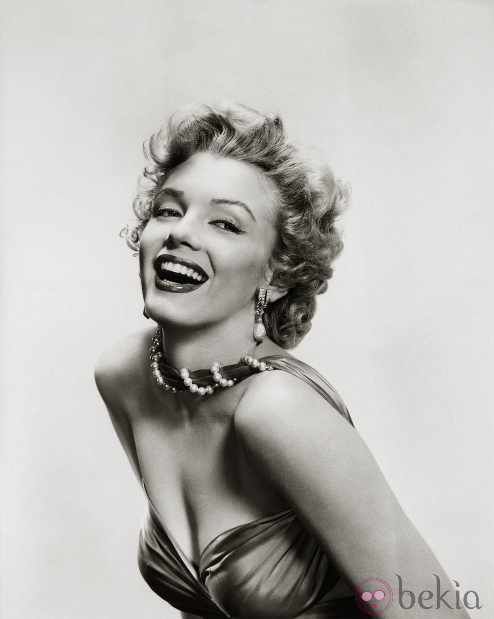 Marylin Monroe posa sonriente en esta imagen en blanco y negro