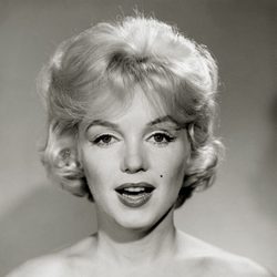 Primer plano de Marilyn Monroe, que posa con el pelo corto