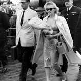 Marilyn Monroe con vestido y gabardina en 1956