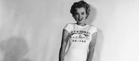 Marilyn Monroe en 1953 con una camiseta con la leyenda 'USS Henley'