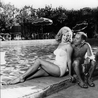 Marilyn Monroe en bañador junto a Arthur Miller