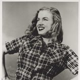 Marilyn Monroe con una camisa de cuadros en 1946