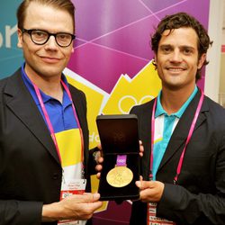 Daniel y Carlos Felipe de Suecia con una medalla de oro en Londres 2012