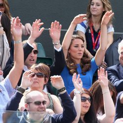 Los Duques de Cambridge haciendo la ola viendo tenis en Londres 2012