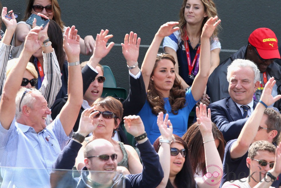 Los Duques de Cambridge haciendo la ola viendo tenis en Londres 2012