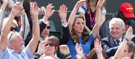 Los Duques de Cambridge haciendo la ola viendo tenis en Londres 2012