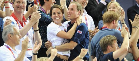 Los Duques de Cambridge se abrazan para celebrar un oro británico en Londres 2012