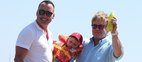 Elton John y David Furnish con su hijo en Saint-Tropez