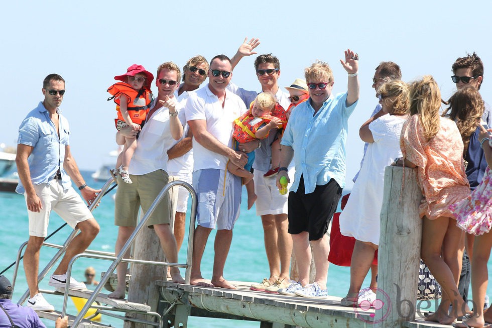 Elton John y David Furnish con su hijo y Neil Patrick Harris y David Burtka con los suyos en Saint-Tropez