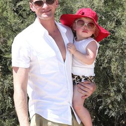 Neil Patrick Harris con su hija Harper Grace en Saint-Tropez