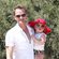 Neil Patrick Harris con su hija Harper Grace en Saint-Tropez