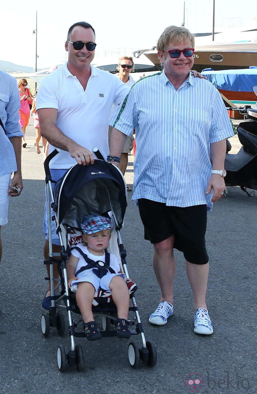 David Furnish y Elton John con su hijo Zachary en Saint-Tropez