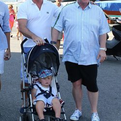 David Furnish y Elton John con su hijo Zachary en Saint-Tropez