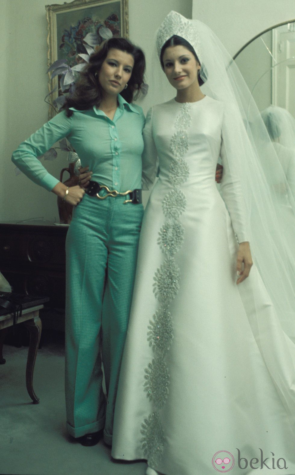 Belén Ordoñez con su hermana Carmina en una foto de 1973