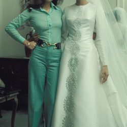 Belén Ordoñez con su hermana Carmina en una foto de 1973