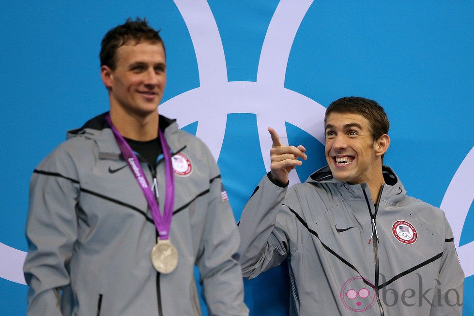 Ryan Lochte y Michael Phelps en el podio de Londres 2012