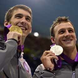 Ryan Lochte y Michael Phelps posan con sus medallas olímpicas