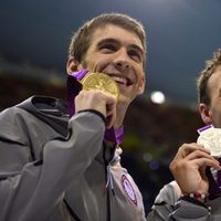 Ryan Lochte y Michael Phelps posan con sus medallas olímpicas