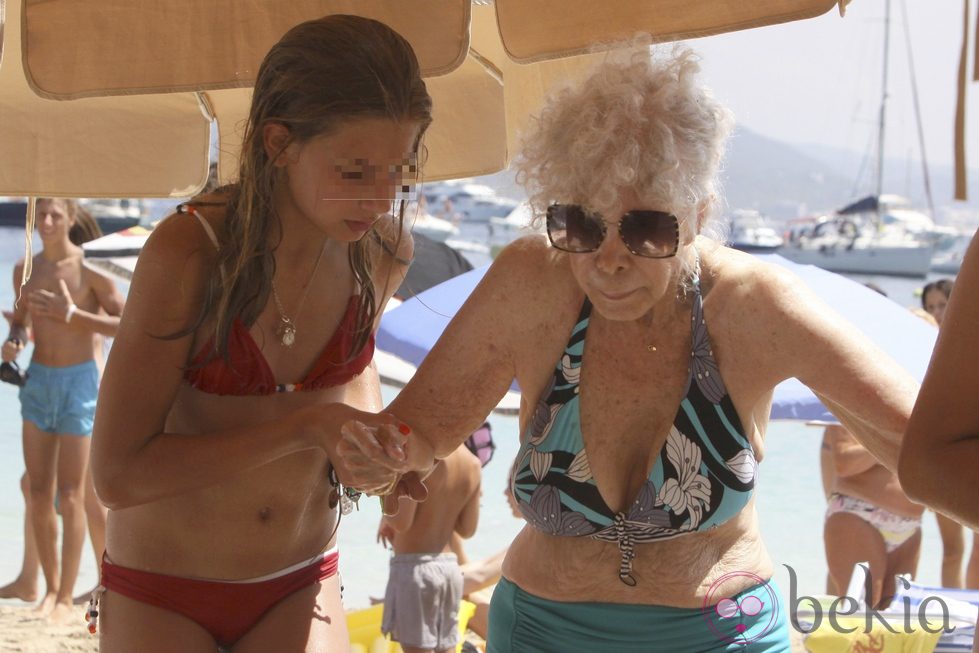 Amina Martínez de Irujo ayuda a su abuela la Duquesa de Alba en Ibiza